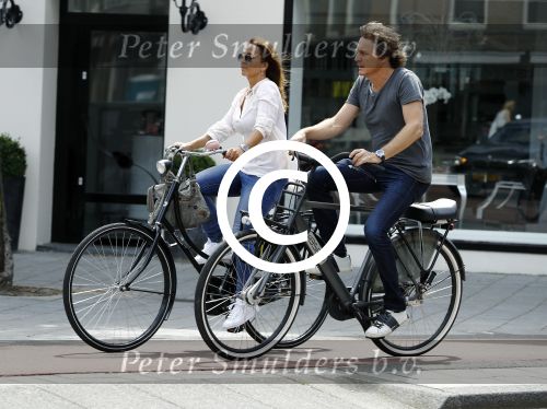 Amsterdam 17 juli 2016  
Nada v Nie met haar verloofde Frank Bakker op de fiets in Amsterdam. Ze gingen naar suit supply en de pc hooftstraat