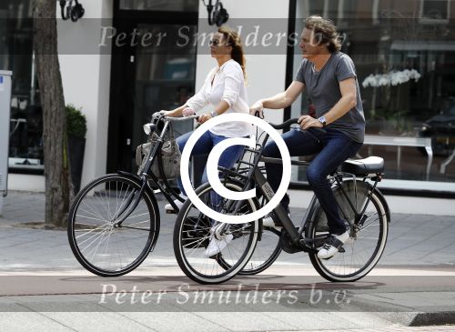 Amsterdam 17 juli 2016  
Nada v Nie met haar verloofde Frank Bakker op de fiets in Amsterdam. Ze gingen naar suit supply en de pc hooftstraat