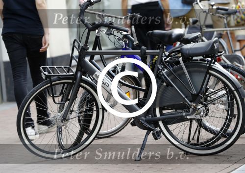 Amsterdam 17 juli 2016  
Nada v Nie met haar verloofde Frank Bakker op de fiets in Amsterdam. Ze gingen naar suit supply en de pc hooftstraat