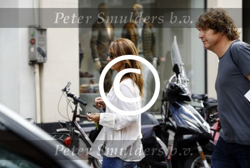 Amsterdam 17 juli 2016  
Nada v Nie met haar verloofde Frank Bakker op de fiets in Amsterdam. Ze gingen naar suit supply en de pc hooftstraat