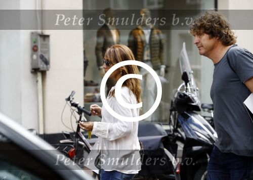 Amsterdam 17 juli 2016  
Nada v Nie met haar verloofde Frank Bakker op de fiets in Amsterdam. Ze gingen naar suit supply en de pc hooftstraat