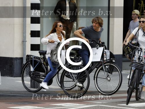 Amsterdam 17 juli 2016  
Nada v Nie met haar verloofde Frank Bakker op de fiets in Amsterdam. Ze gingen naar suit supply en de pc hooftstraat