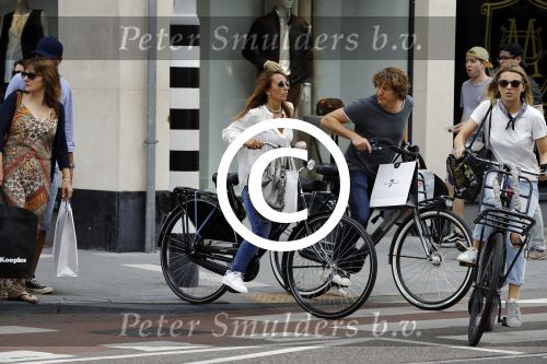 Amsterdam 17 juli 2016  
Nada v Nie met haar verloofde Frank Bakker op de fiets in Amsterdam. Ze gingen naar suit supply en de pc hooftstraat