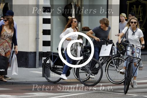 Amsterdam 17 juli 2016  
Nada v Nie met haar verloofde Frank Bakker op de fiets in Amsterdam. Ze gingen naar suit supply en de pc hooftstraat