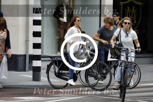 Amsterdam 17 juli 2016  
Nada v Nie met haar verloofde Frank Bakker op de fiets in Amsterdam. Ze gingen naar suit supply en de pc hooftstraat