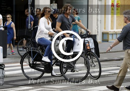 Amsterdam 17 juli 2016  
Nada v Nie met haar verloofde Frank Bakker op de fiets in Amsterdam. Ze gingen naar suit supply en de pc hooftstraat