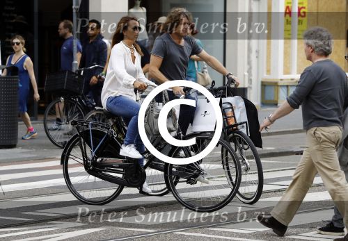 Amsterdam 17 juli 2016  
Nada v Nie met haar verloofde Frank Bakker op de fiets in Amsterdam. Ze gingen naar suit supply en de pc hooftstraat