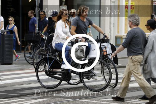 Amsterdam 17 juli 2016  
Nada v Nie met haar verloofde Frank Bakker op de fiets in Amsterdam. Ze gingen naar suit supply en de pc hooftstraat