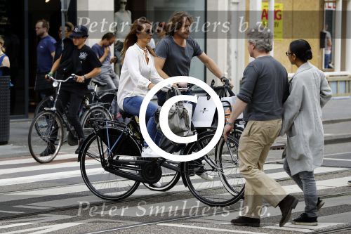 Amsterdam 17 juli 2016  
Nada v Nie met haar verloofde Frank Bakker op de fiets in Amsterdam. Ze gingen naar suit supply en de pc hooftstraat