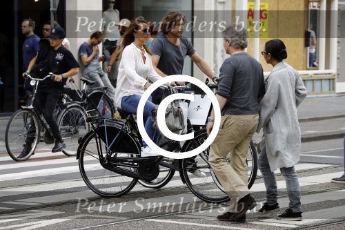 Amsterdam 17 juli 2016  
Nada v Nie met haar verloofde Frank Bakker op de fiets in Amsterdam. Ze gingen naar suit supply en de pc hooftstraat