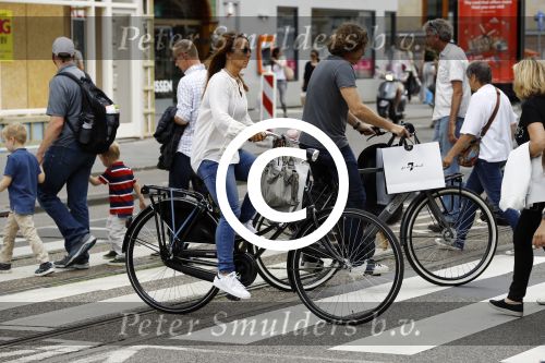 Amsterdam 17 juli 2016  
Nada v Nie met haar verloofde Frank Bakker op de fiets in Amsterdam. Ze gingen naar suit supply en de pc hooftstraat