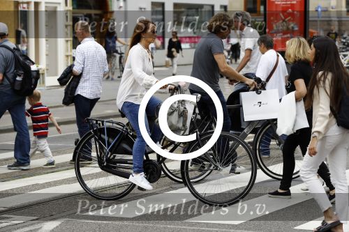 Amsterdam 17 juli 2016  
Nada v Nie met haar verloofde Frank Bakker op de fiets in Amsterdam. Ze gingen naar suit supply en de pc hooftstraat