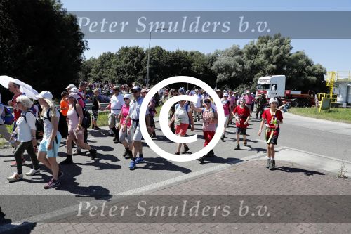 Wijchen 20 juli 2017
Willibrorf Frequin loopt de 100e vierdaagse van Nijmegen. Zijn vriendin Gesina stond naast de kant met drank en hapjes. Willibrord moest met veel fans op de foto. dag 2