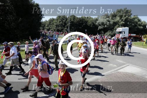 Wijchen 20 juli 2017
Willibrorf Frequin loopt de 100e vierdaagse van Nijmegen. Zijn vriendin Gesina stond naast de kant met drank en hapjes. Willibrord moest met veel fans op de foto. dag 2