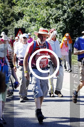 Wijchen 20 juli 2017
Willibrorf Frequin loopt de 100e vierdaagse van Nijmegen. Zijn vriendin Gesina stond naast de kant met drank en hapjes. Willibrord moest met veel fans op de foto. dag 2