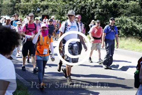 Wijchen 20 juli 2017
Willibrorf Frequin loopt de 100e vierdaagse van Nijmegen. Zijn vriendin Gesina stond naast de kant met drank en hapjes. Willibrord moest met veel fans op de foto. dag 2