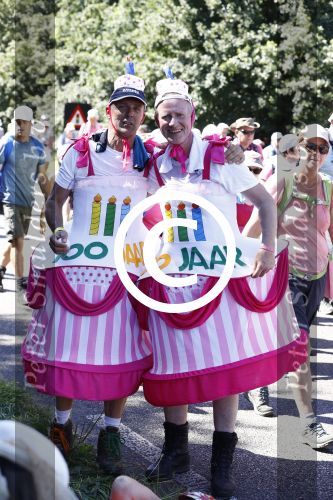 Wijchen 20 juli 2017
Willibrorf Frequin loopt de 100e vierdaagse van Nijmegen. Zijn vriendin Gesina stond naast de kant met drank en hapjes. Willibrord moest met veel fans op de foto. dag 2