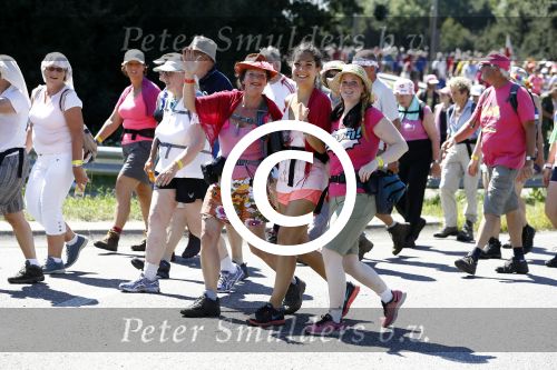 Wijchen 20 juli 2017
Willibrorf Frequin loopt de 100e vierdaagse van Nijmegen. Zijn vriendin Gesina stond naast de kant met drank en hapjes. Willibrord moest met veel fans op de foto. dag 2