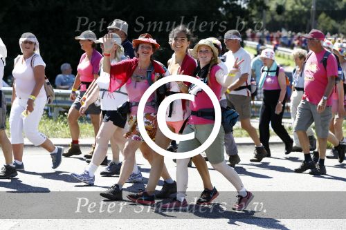 Wijchen 20 juli 2017
Willibrorf Frequin loopt de 100e vierdaagse van Nijmegen. Zijn vriendin Gesina stond naast de kant met drank en hapjes. Willibrord moest met veel fans op de foto. dag 2