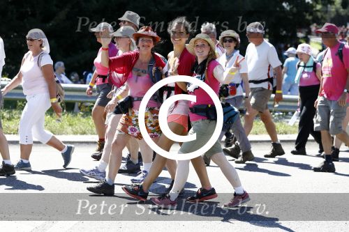 Wijchen 20 juli 2017
Willibrorf Frequin loopt de 100e vierdaagse van Nijmegen. Zijn vriendin Gesina stond naast de kant met drank en hapjes. Willibrord moest met veel fans op de foto. dag 2
