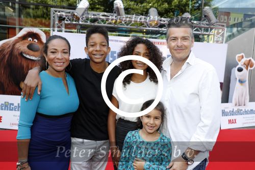 Amsterdam 17 juli 2016
Premiere huisdiergeheimen in Pathe arena. Nurlaila Kareem met man en kinderen