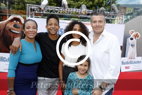 Amsterdam 17 juli 2016
Premiere huisdiergeheimen in Pathe arena. Nurlaila Kareem met man en kinderen