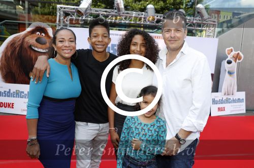 Amsterdam 17 juli 2016
Premiere huisdiergeheimen in Pathe arena. Nurlaila Kareem met man en kinderen