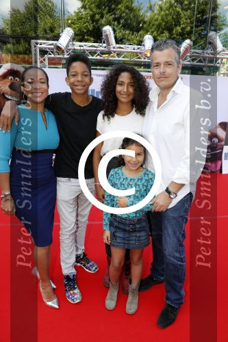 Amsterdam 17 juli 2016
Premiere huisdiergeheimen in Pathe arena. Nurlaila Kareem met man en kinderen
