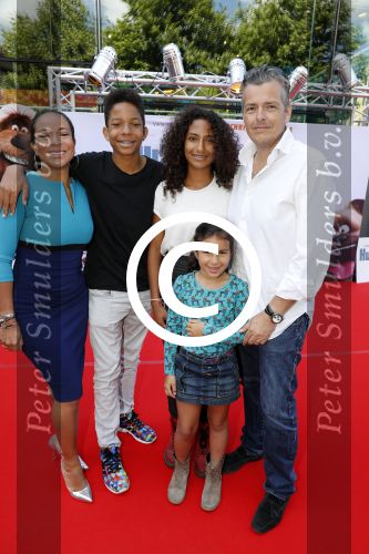 Amsterdam 17 juli 2016
Premiere huisdiergeheimen in Pathe arena. Nurlaila Kareem met man en kinderen