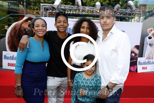 Amsterdam 17 juli 2016
Premiere huisdiergeheimen in Pathe arena. Nurlaila Kareem met man en kinderen