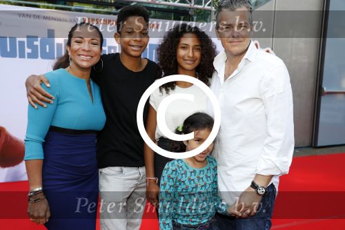 Amsterdam 17 juli 2016
Premiere huisdiergeheimen in Pathe arena. Nurlaila Kareem met man en kinderen