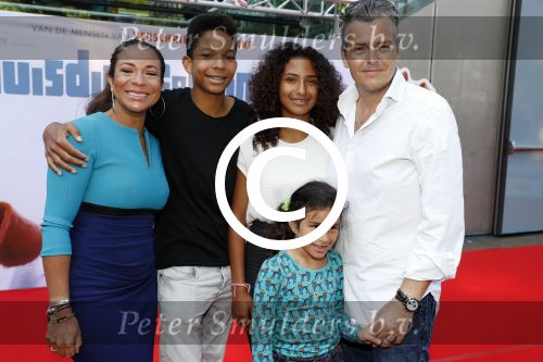 Amsterdam 17 juli 2016
Premiere huisdiergeheimen in Pathe arena. Nurlaila Kareem met man en kinderen