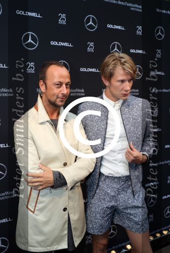 Amsterdam 8 juli 2016
Modeshow Tony Cohen tijdens de amsterdam fashion week op westergasfabriekterrein. Paul Barewijk met een vriend