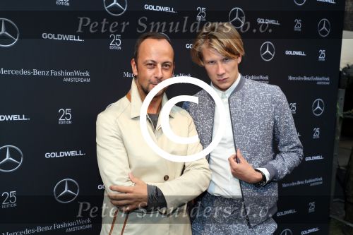 Amsterdam 8 juli 2016
Modeshow Tony Cohen tijdens de amsterdam fashion week op westergasfabriekterrein. Paul Barewijk met een vriend