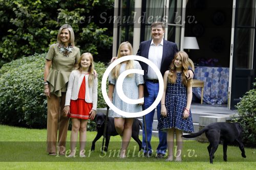 Wassenaar 8 juli 2016
Koninklijk fotouur op de Horsten met Koning Willem Alexander Koningin Maxima en de prinsessen Amalia Ariane en Alexia. Ook de honden zijn erbij.