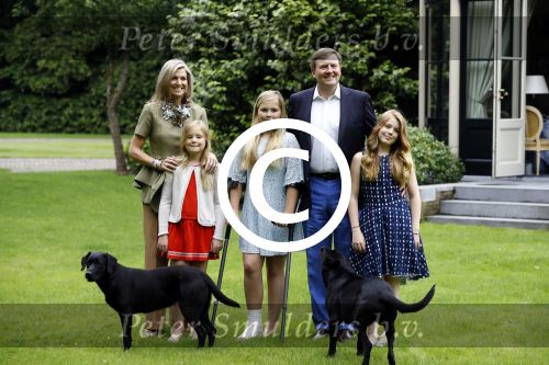 Wassenaar 8 juli 2016
Koninklijk fotouur op de Horsten met Koning Willem Alexander Koningin Maxima en de prinsessen Amalia Ariane en Alexia. Ook de honden zijn erbij.