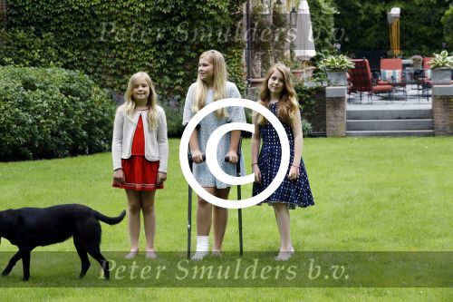 Wassenaar 8 juli 2016
Koninklijk fotouur op de Horsten met Koning Willem Alexander Koningin Maxima en de prinsessen Amalia Ariane en Alexia. Ook de honden zijn erbij.