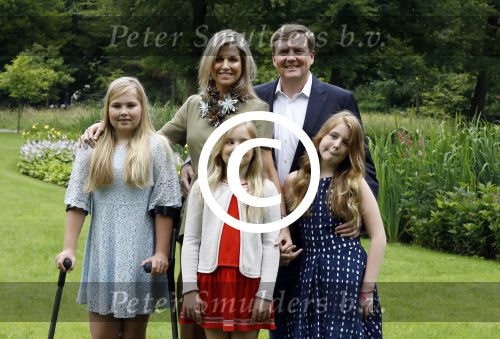 Wassenaar 8 juli 2016
Koninklijk fotouur op de Horsten met Koning Willem Alexander Koningin Maxima en de prinsessen Amalia Ariane en Alexia. Ook de honden zijn erbij.