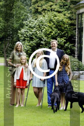 Wassenaar 8 juli 2016
Koninklijk fotouur op de Horsten met Koning Willem Alexander Koningin Maxima en de prinsessen Amalia Ariane en Alexia. Ook de honden zijn erbij.