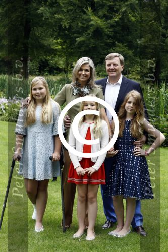 Wassenaar 8 juli 2016
Koninklijk fotouur op de Horsten met Koning Willem Alexander Koningin Maxima en de prinsessen Amalia Ariane en Alexia. Ook de honden zijn erbij.