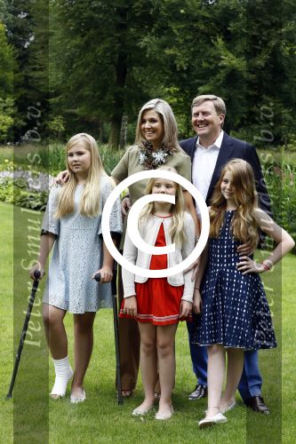 Wassenaar 8 juli 2016
Koninklijk fotouur op de Horsten met Koning Willem Alexander Koningin Maxima en de prinsessen Amalia Ariane en Alexia. Ook de honden zijn erbij.