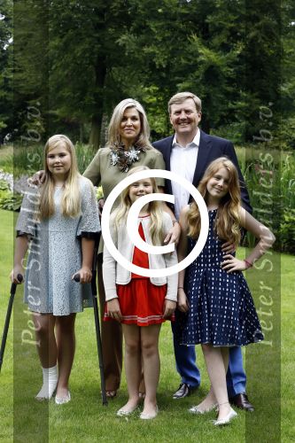 Wassenaar 8 juli 2016
Koninklijk fotouur op de Horsten met Koning Willem Alexander Koningin Maxima en de prinsessen Amalia Ariane en Alexia. Ook de honden zijn erbij.