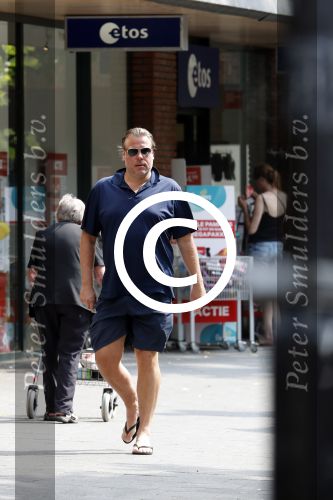 Amsterdam 23 juli 2016
 Robert jensen doet boodschappen met zijn mercedes SL 500 cabrio