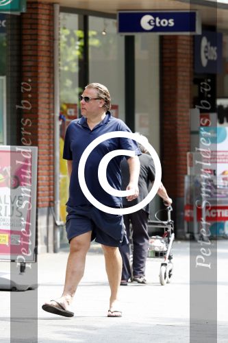 Amsterdam 23 juli 2016
 Robert jensen doet boodschappen met zijn mercedes SL 500 cabrio