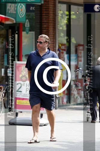 Amsterdam 23 juli 2016
 Robert jensen doet boodschappen met zijn mercedes SL 500 cabrio