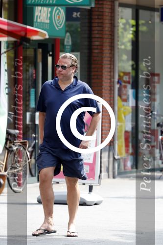Amsterdam 23 juli 2016
 Robert jensen doet boodschappen met zijn mercedes SL 500 cabrio