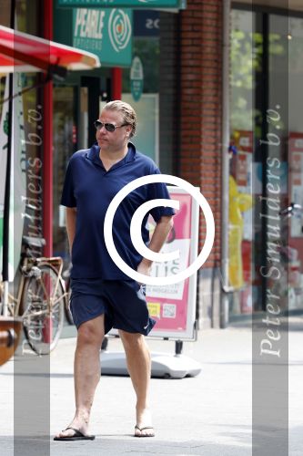 Amsterdam 23 juli 2016
 Robert jensen doet boodschappen met zijn mercedes SL 500 cabrio