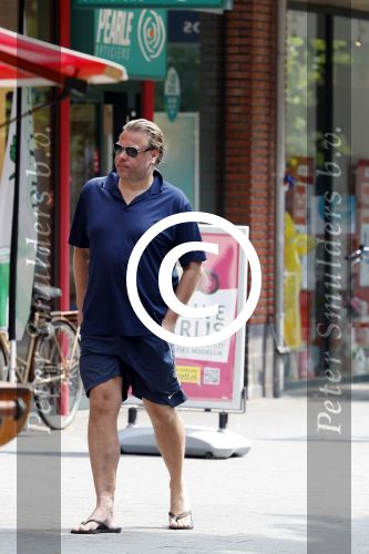 Amsterdam 23 juli 2016
 Robert jensen doet boodschappen met zijn mercedes SL 500 cabrio