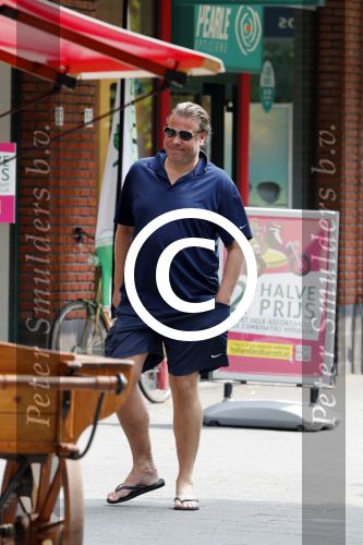 Amsterdam 23 juli 2016
 Robert jensen doet boodschappen met zijn mercedes SL 500 cabrio
