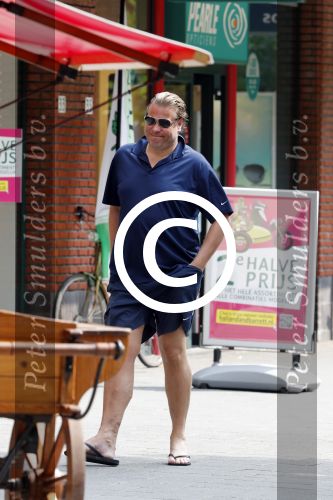 Amsterdam 23 juli 2016
 Robert jensen doet boodschappen met zijn mercedes SL 500 cabrio